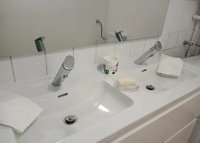 Maison De Bourg Dans Un Quartier Médiéval, Avec Café Et Thé Offert